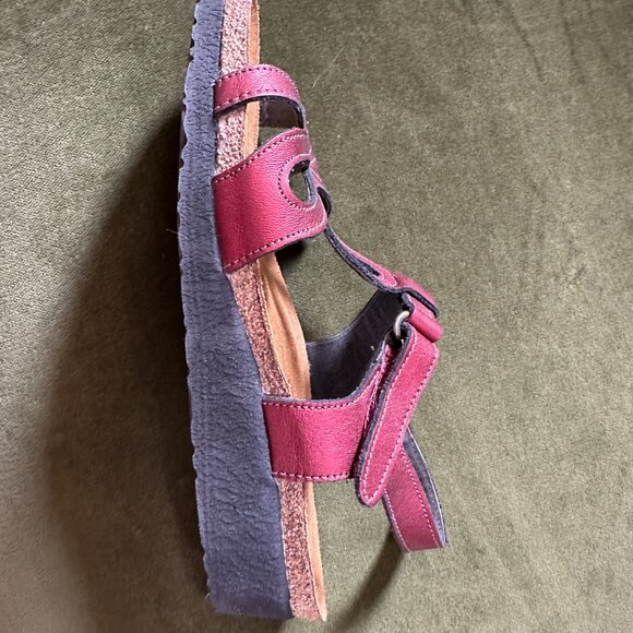Naot LIKE NEW Rachel Shimmery Red Sandals Size 38 - Picture 6 of 9